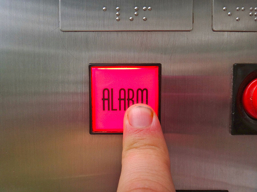 Кнопка связи с диспетчером в лифте