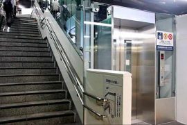 Похилий-ліфт-на-станції-метро