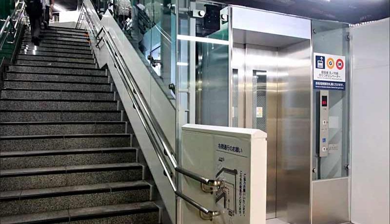 Похилий-ліфт-на-станції-метро
