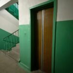 Старий пасажирський ліфт у під'їзді житлового будинку в Кременчуці, який чекає на ремонт