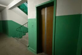 Старий пасажирський ліфт у під'їзді житлового будинку в Кременчуці, який чекає на ремонт