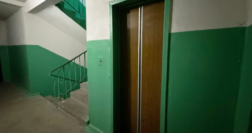 Старий пасажирський ліфт у під'їзді житлового будинку в Кременчуці, який чекає на ремонт