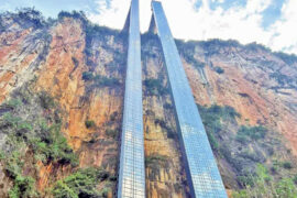 В-Китае-построили-лифт-для-горы