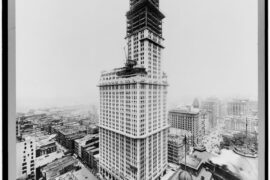 Хмарочос Woolworth Building у Нью-Йорку, де встановили швидкісні ліфти Otis 1913 року