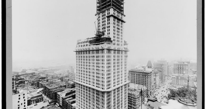 Хмарочос Woolworth Building у Нью-Йорку, де встановили швидкісні ліфти Otis 1913 року
