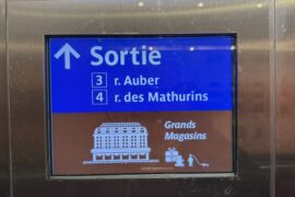 Екран у ліфті станції Auber у Парижі показує вихід до вулиць Auber і des Mathurins