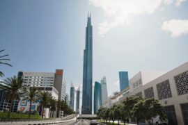 Візуалізація 725-метрового хмарочоса Burj Azizi у Дубаї з рівня вулиці
