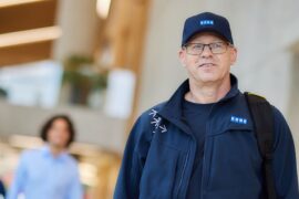 Сервісний технік KONE у фірмовій формі в холі будівлі