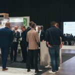 Відвідувачі біля стендів Fermator і Orona на виставці LiftExpo Poland 2024 у Варшаві