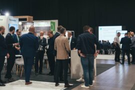 Відвідувачі біля стендів Fermator і Orona на виставці LiftExpo Poland 2024 у Варшаві