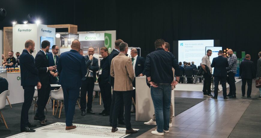Відвідувачі біля стендів Fermator і Orona на виставці LiftExpo Poland 2024 у Варшаві