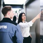 Механік Otis у кабіні ліфта Otis з інформаційним дисплеєм