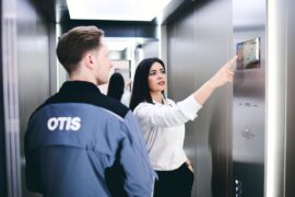 Механік Otis у кабіні ліфта Otis з інформаційним дисплеєм