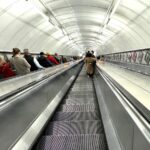 Довгий ескалатор станції метро Angel у Лондоні