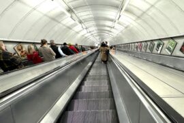 Довгий ескалатор станції метро Angel у Лондоні