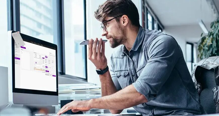 Фахівець переглядає дані платформи MAX на моніторі